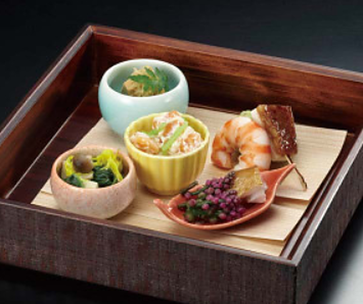 木の器に盛り付けられた仕出し料理