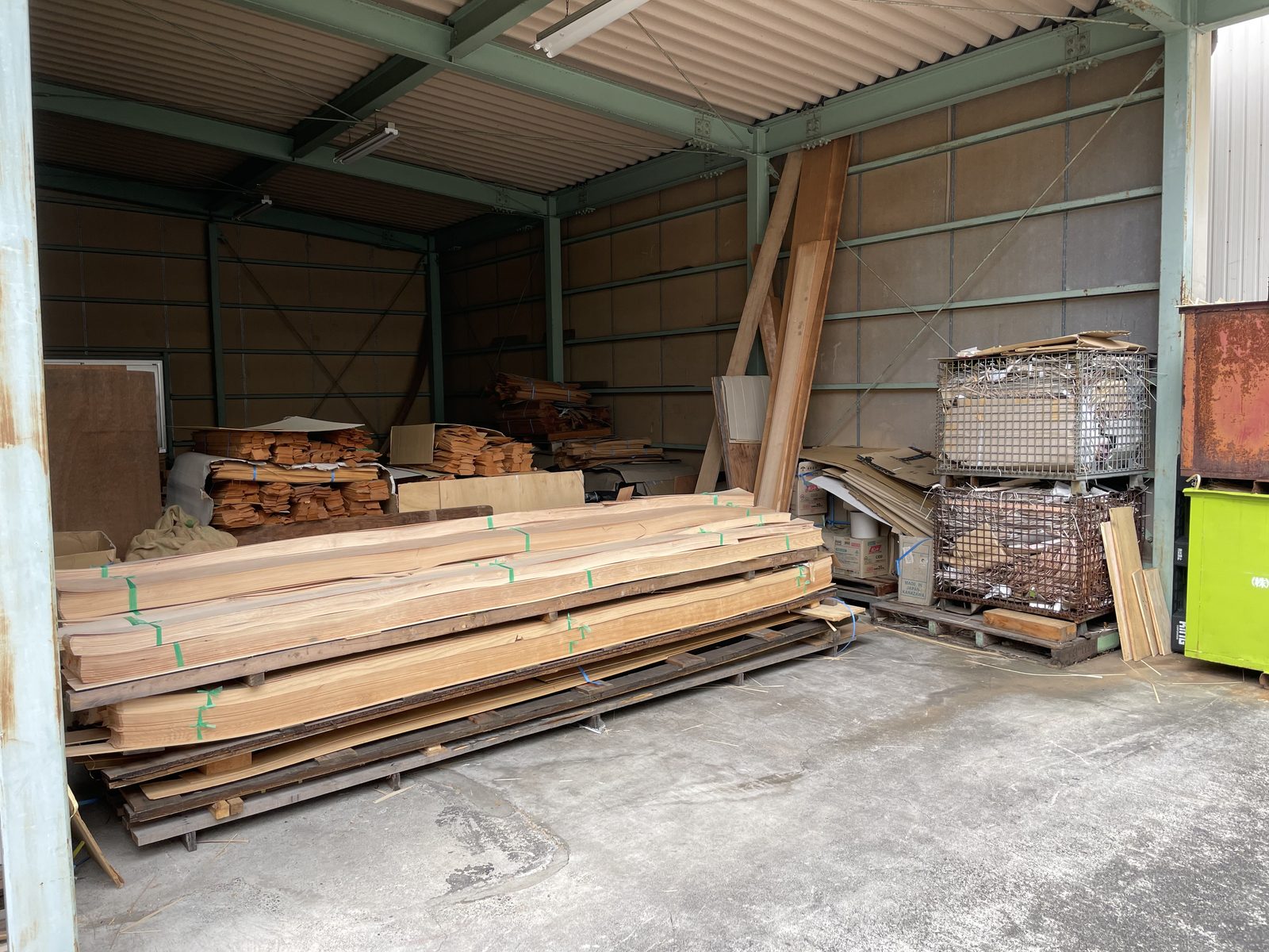 出荷を待つ在庫が並ぶ自社倉庫