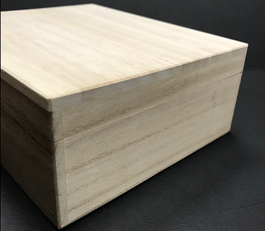 ヒノキの木肌を生かした白木の箱